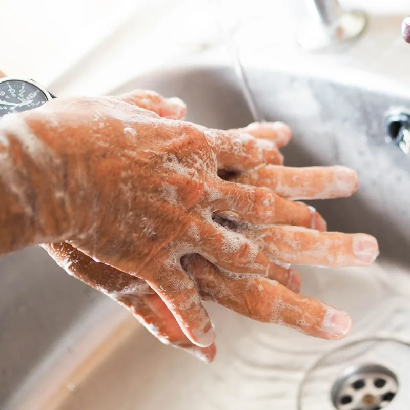 Mains savonnées sous l'eau chaude, le premier réflexe pour enlever un faux tatouage