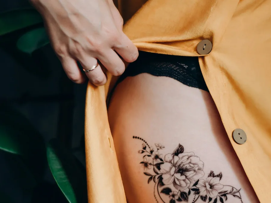 Faux tatouage ornemental appliqué sur la peau