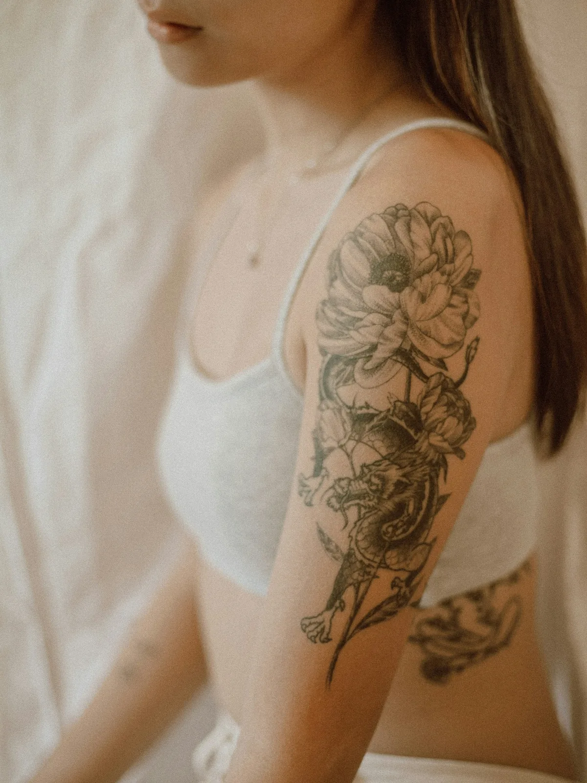 Femme portant un tatouage éphémère floral sur le bras