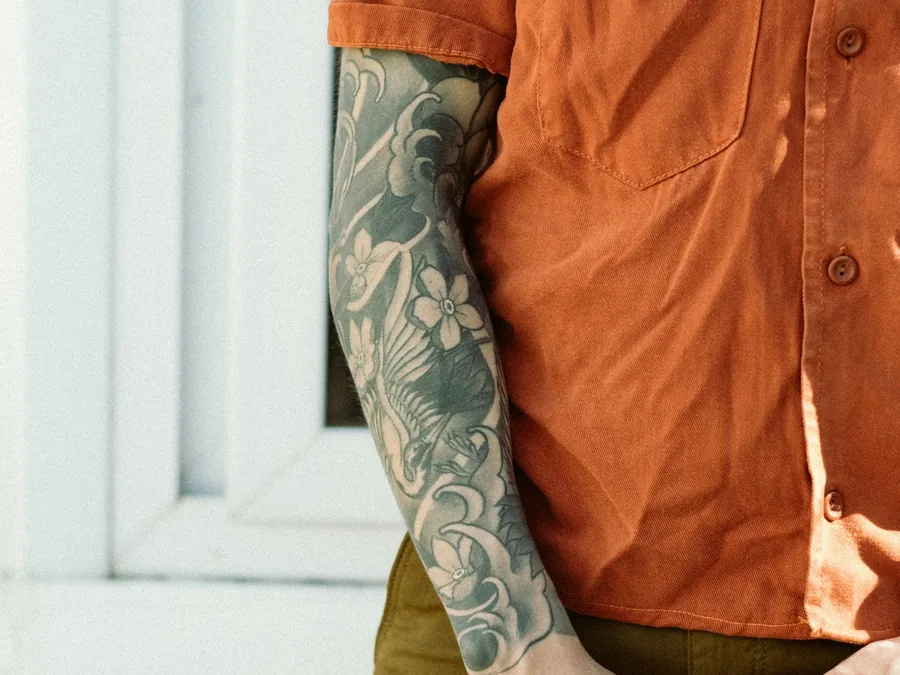 Homme portant un tatouage éphémère sur le bras