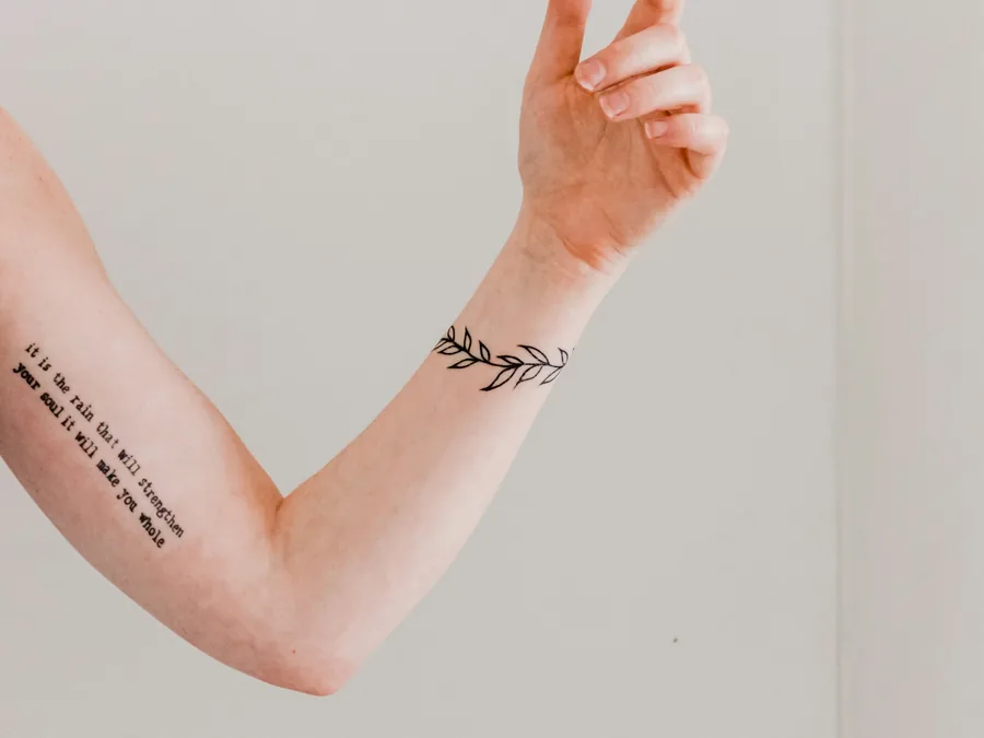 Fin tatouage semi-permanent réalisé sur l'avant-bras